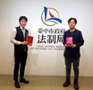 唐福睿導演課後拜會中市府法制局李善植局長-致贈著作-童話世界-一書