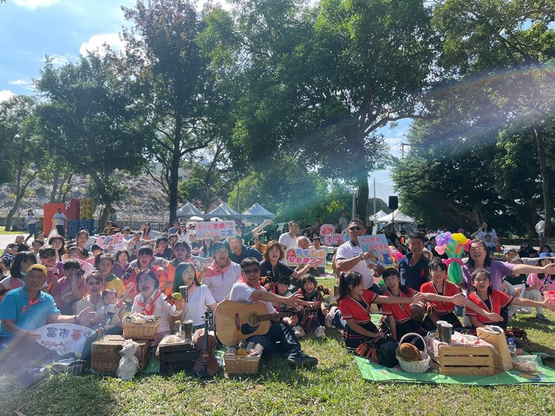 法制局李善植局長-潭子區公所劉汶軒區長-及楊瓊瓔立委等貴賓一同為野餐日活動開場