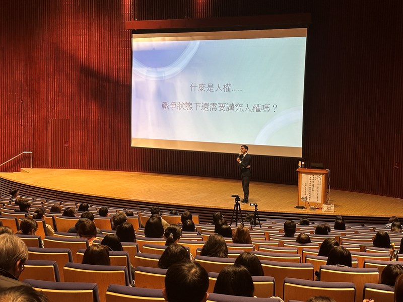 蔡孟翰律師於映後與學員們與大家講述人權相關議題