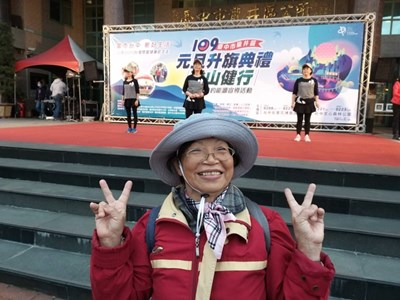 圖為沙鹿呂秋花委員參加今年(109年)市府舉辦元旦升旗典禮登山健行活動留影