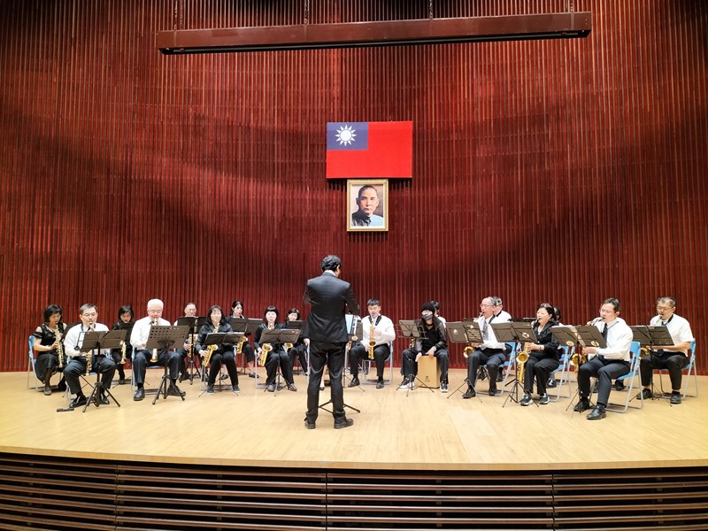 臺中律師公會薩克斯風樂團演出曲目包括：「拜訪春天」、「快樂天堂」、「抉擇」及「廟會」等經典校園民歌